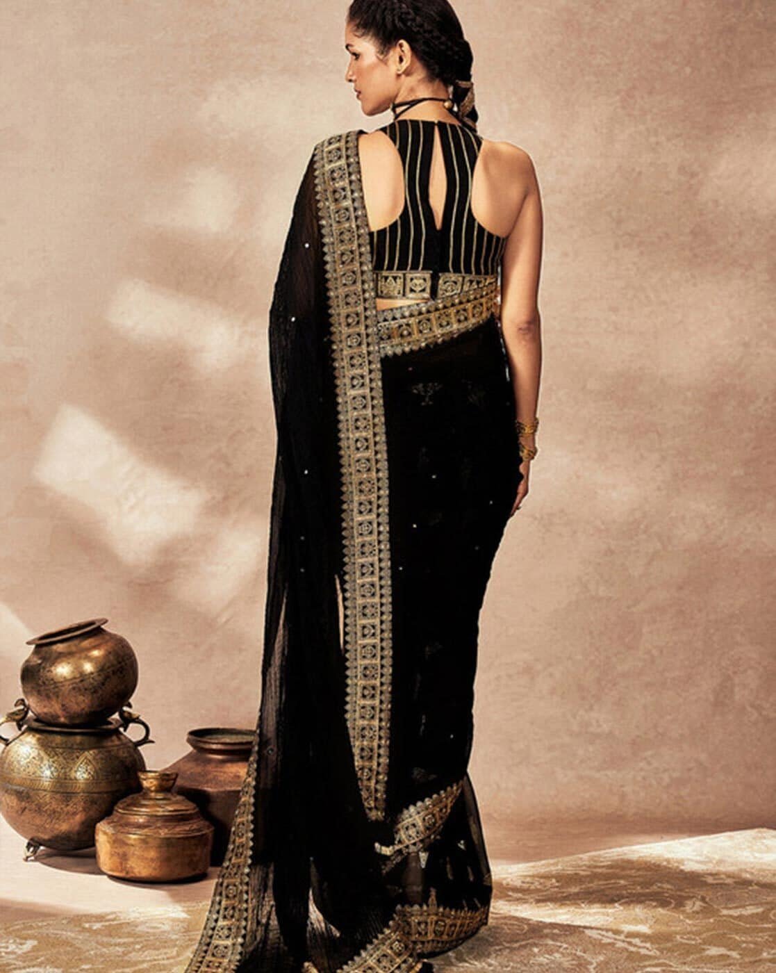 -1117Wx1400H-700226952-black-MODEL3